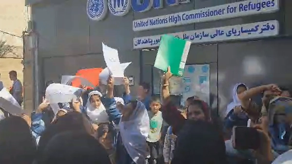 شماری از دانشآموزان افغان در شیراز به ممنوعیت ثبتنام در مکاتب ایران اعتراض کردند
