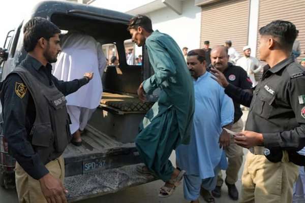 د ټاکل شوي ضربالاجل پای؛ په پاکستان کې د افغان کډوالو پرضد عملیات پیل شول