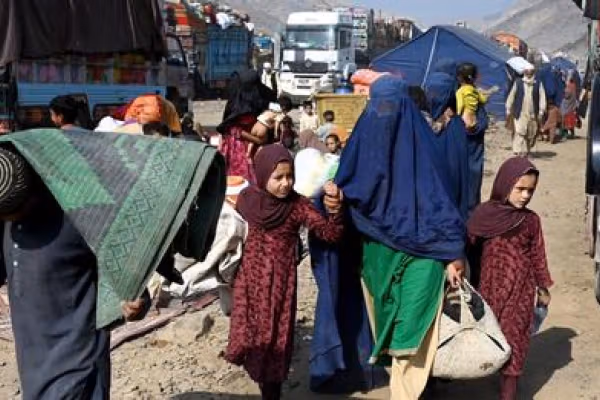 طالبان وايي په یوه ورځ کې څه باندې ۸۲۰۰ افغانان هېواد ته ستانه شوي دي