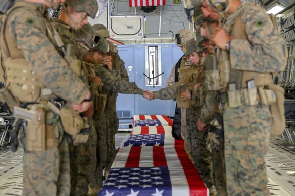 بایډن: په کابل هوايي ډګر کې ځینې وژل شوي سرتېري د افغانستان د جګړې په پیل کې زېږېدلي وو