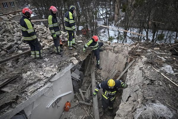 پر کییف د روسیې پراخو بریدونو یو کس وژلی او ۱۹ نور یې ټپیان کړي دي