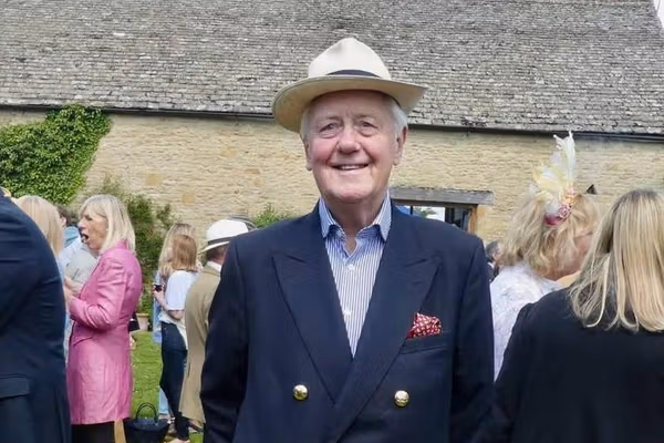 میلیونر اشرافزاده انگلیسی در جستجوی زن جوانی است تا ثروتش بیوارث نماند