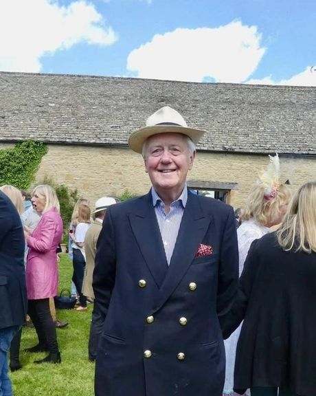 میلیونر اشرافزاده انگلیسی در جستجوی زن جوانی است تا ثروتش بیوارث نماند