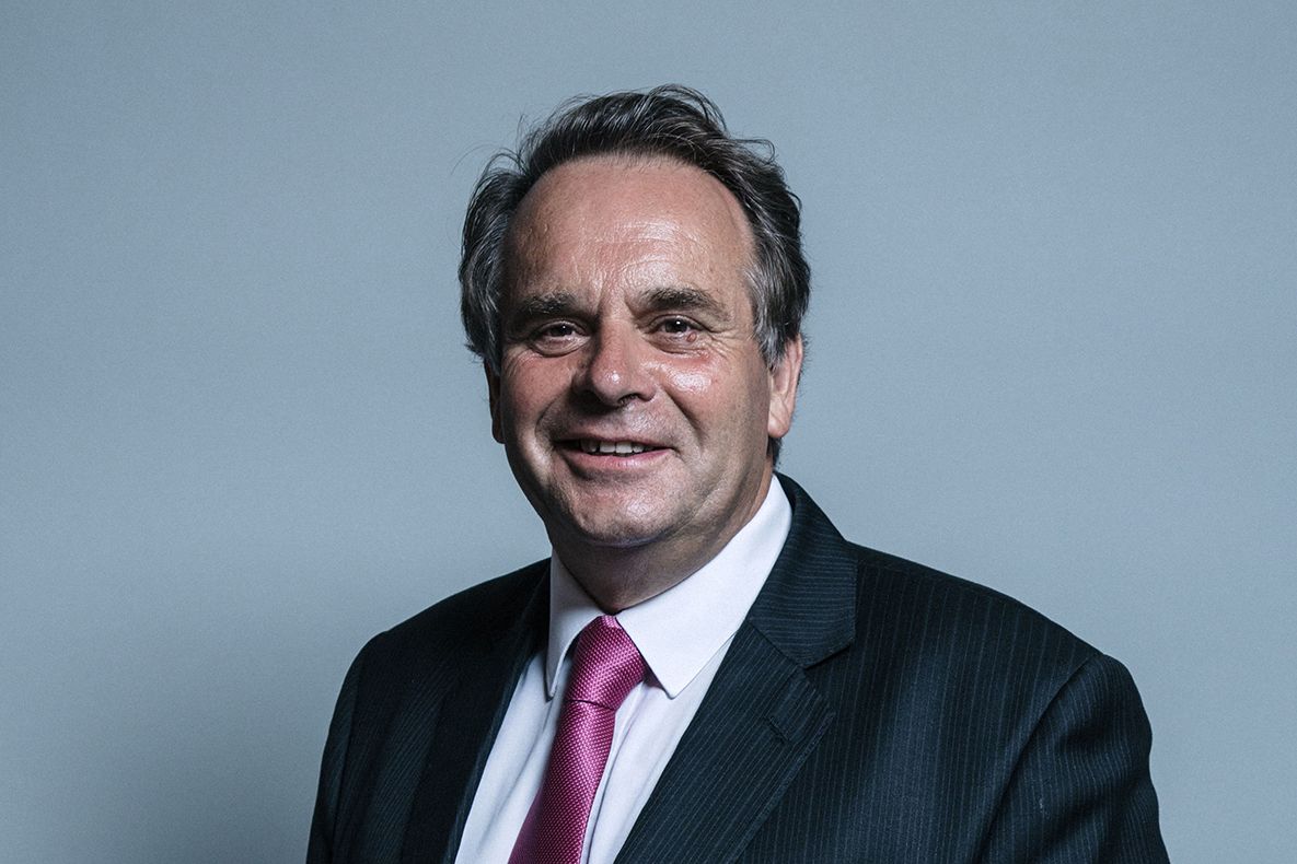 یک نماینده پارلمان بریتانیا در پی تماشای ویدیوی پورن در صحن مجلس استعفا کرد