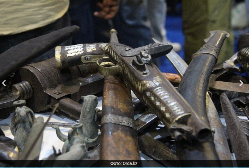 طالبان در نمایشگاه تولیدات افغانستان در قزاقستان تفنگ به نمایش گذاشت