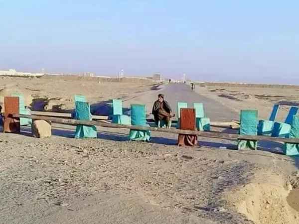 وزیر اطلاعات بلوچستان پاکستان: معترضان دروازه اداره پاسپورت را در مرز چمن بستند