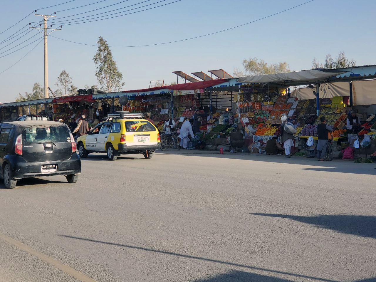 کندهاریان مازیګر مهال د مېوې او سبزي پر اخیستو بوخت دي