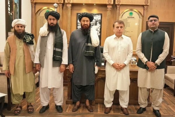 په افغانستان کې بند پاتې پاکستاني بار وړونکو موټرو ته پر تورخم د اوښتلو اجازه ورکړل شوې