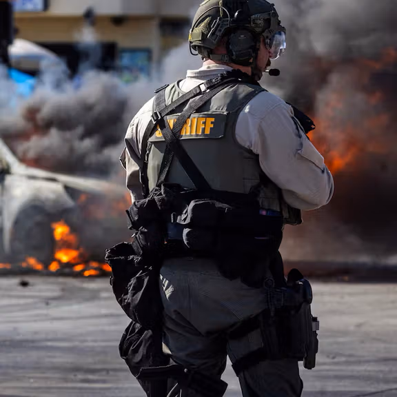 ترامپ اعلام کرد اگر وضعیت در لسآنجلس بدتر شود، تفنگداران دریایی را اعزام خواهد کرد