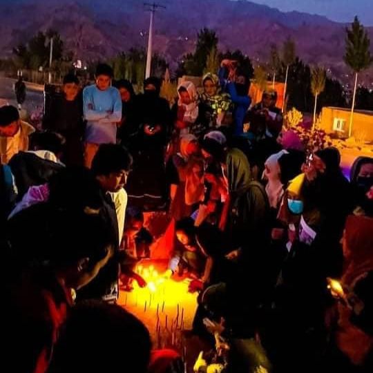 شماری از باشندگان بامیان برای یادبود از قربانیان حمله به آموزشگاه کاج شمع افروختند