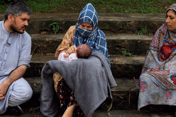 Afghan Migrants In Pakistan Say Visa Extensions Rejected Without Explanation