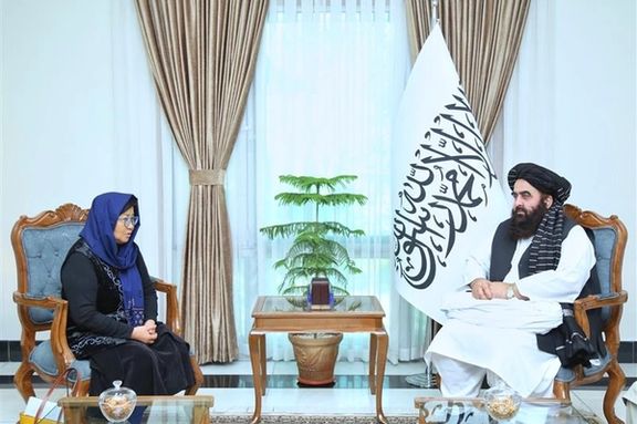 متقي په کابل کې د یوناما له مشرې سره د اقتصادي ودې او د بشري مرستو پر وضعیت خبرې کړې