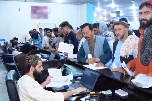 طالبان په ولسوالیو کې د برېښنایي تذکرو د وېش مرکزونه پرانېزي