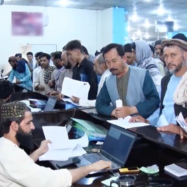 طالبان په ولسوالیو کې د برېښنایي تذکرو د وېش مرکزونه پرانېزي