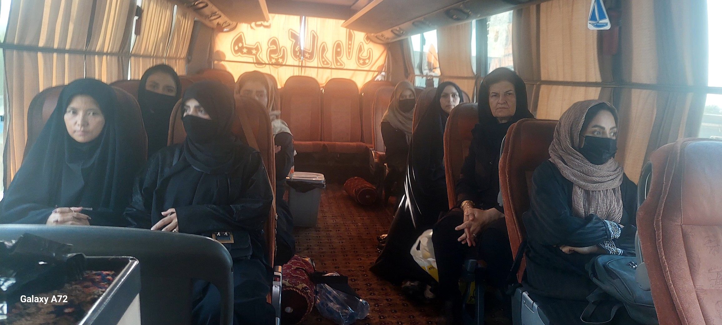 شماری از زنان و دختران در هرات برای کمک به مهاجران اخراجی به اسلام‌قلعه رفته‌اند