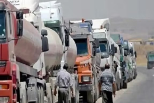 د ایران د پارلمان غړی: سلګونه ایراني موټر چلوونکي د اسلامکلا په بندر کې بند پاتې دي