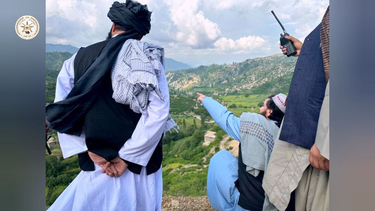 وزیر دفاع طالبان از پاسگاه‌های نو تاسیس در امتداد 'خط فرضی' دیورند در کنر بازدید کرد