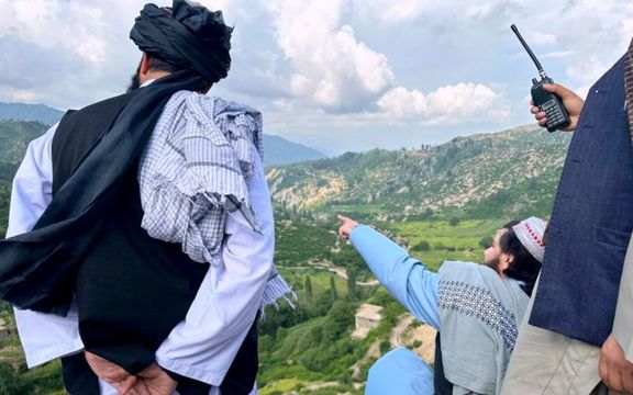 وزیر دفاع طالبان از پاسگاههای نو تاسیس در امتداد 'خط فرضی' دیورند در کنر بازدید کرد