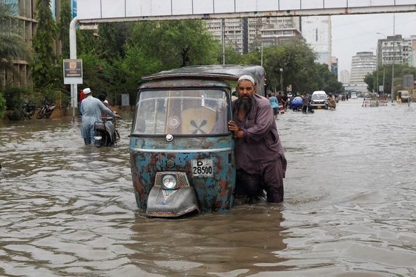 د هند لهخوا یو ناڅاپه د اوبو خوشې کېدو له امله په پاکستان کې د اوبو څو بندونه مات شوي