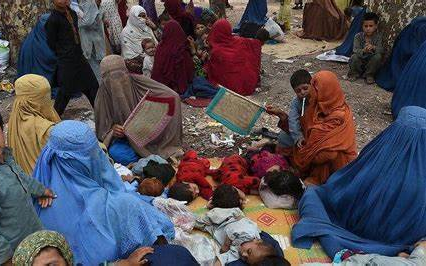 طالبانو په تورخم کې یوه کډواله مېرمن په لښتو وهلې