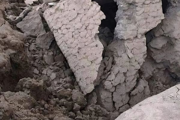 په غزني کې دیوه کور د چت نړېدو له امله دوه کسان مړه شوي