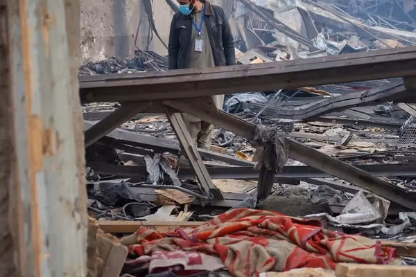 د روږدو پر مرکز له برید وروسته یو شمېر کورنۍ لا هم د خپلو غړو له برخلیک څخه بېخبره دي