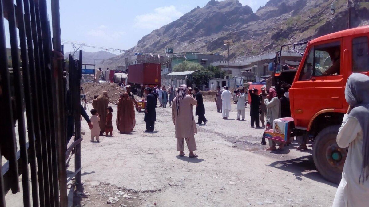 د تورخم دروازه نن اومه ورځ هم تړلې ده؛سلګونه مسافرین او بار وړونکې لارۍ لا هم په انتظار دي