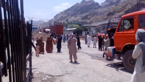 د تورخم دروازه نن اومه ورځ هم تړلې ده؛سلګونه مسافرین او بار وړونکې لارۍ لا هم په انتظار دي