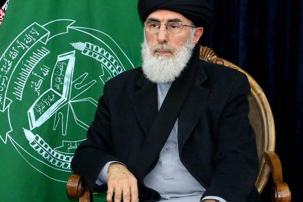 حکمتیار: د پاکستان پارلمان ولې د پاکستاني چارواکو د نامسوولانه ګواښونو په اړه چوپه خوله دی