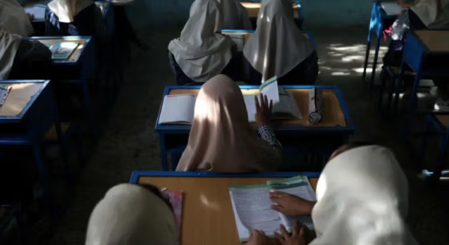 هيومن رايتس ووتش تشدد على فشل المجتمع الدولي في حماية حقّ التعليم للفتيات الأفغانيات