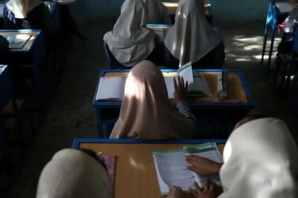 هيومن رايتس ووتش تشدد على فشل المجتمع الدولي في حماية حقّ التعليم للفتيات الأفغانيات