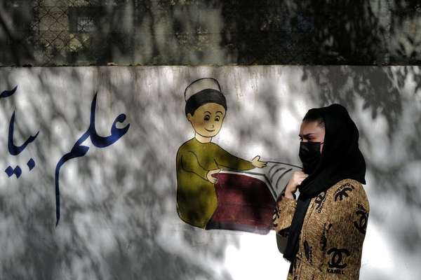 بازرگانان افغان مجبورند هزاران دالر به خارج بفرستند تا دخترانشان بتوانند درس بخوانند