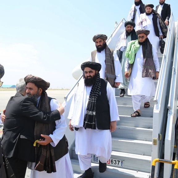 ملا برادر او امیرخان متقي د ایران د ولسمشر په جنازه کې د ګډون لپاره تهران ته لاړل