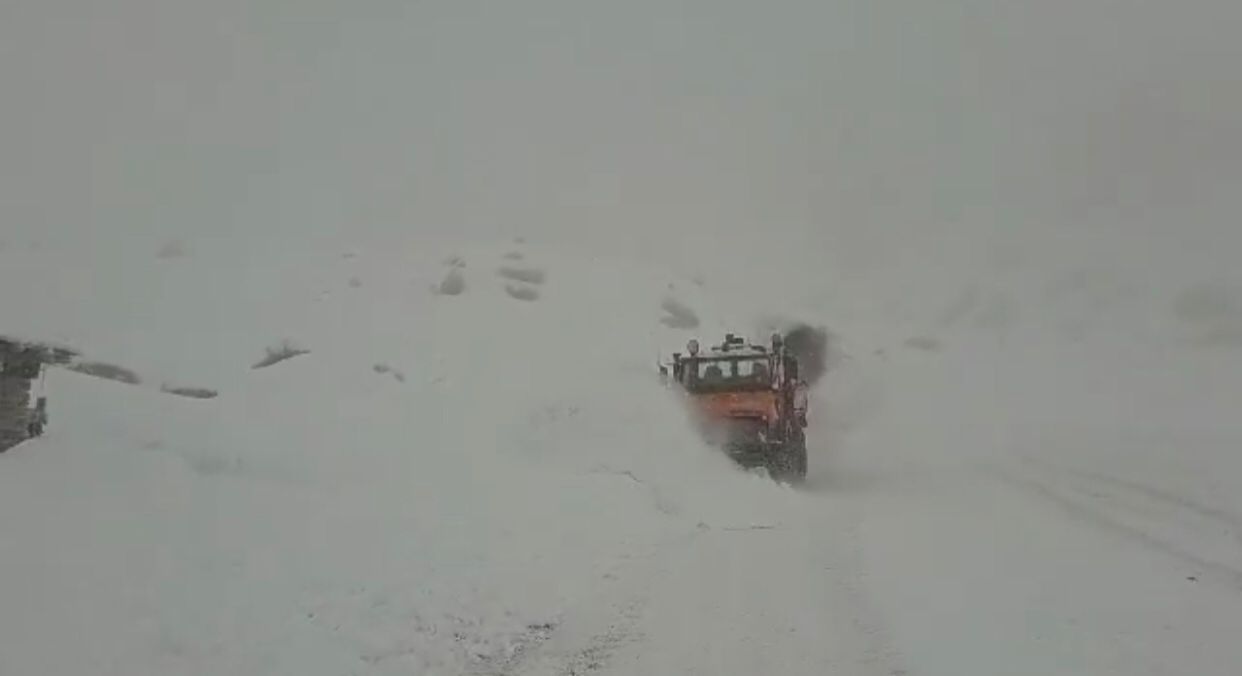 طالبان از مسدود شدن چندین شاهراه در پی بارش برف‌ سنگین خبر داد