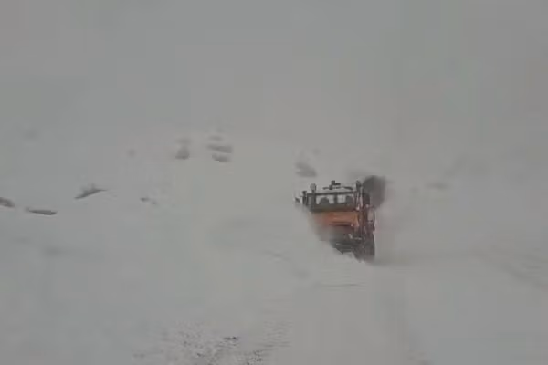 طالبان از مسدود شدن چندین شاهراه در پی بارش برف سنگین خبر داد