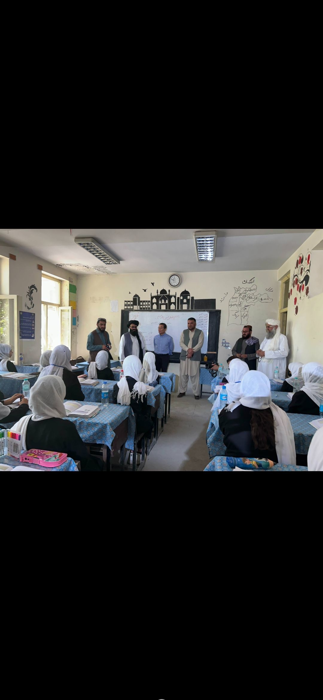 له زدکړو د نجونو محرومیت؛ د جاپان سفیر په کابل کې د نجونو  یوه ښوونځي ته لاړ