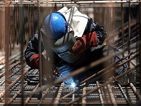 نماینده کارگران در ایران: کارگران ایرانی برای دستمزد بیشتر به افغانستان میروند