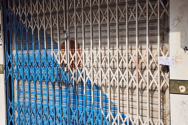 طالبانو په خوست کې ۱۰ صرافۍ د کلدارو د کارونې له امله وتړلې