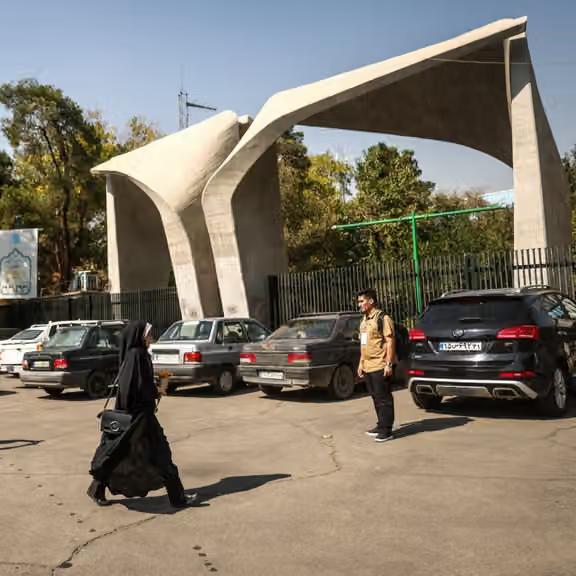 په ایران کې افغان محصلان: له شپږو میاشتو راهیسې د استوګنې اسنادو د تمدید په تمه یو