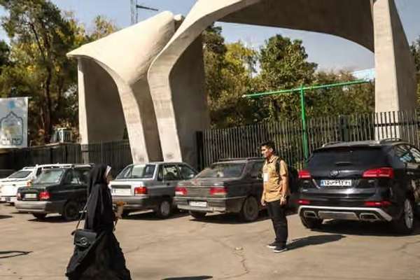 په ایران کې افغان محصلان: له شپږو میاشتو راهیسې د استوګنې اسنادو د تمدید په تمه یو