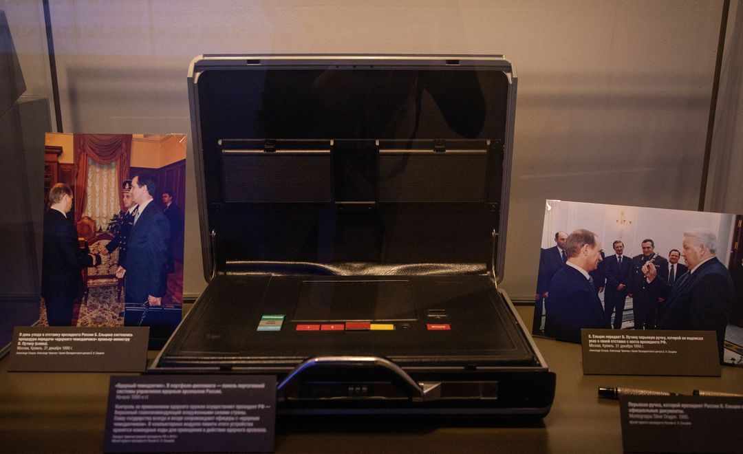 کیف اتمی دارای کدهای است که برای صدور دستور حمله اتمی استفاده می‌شود