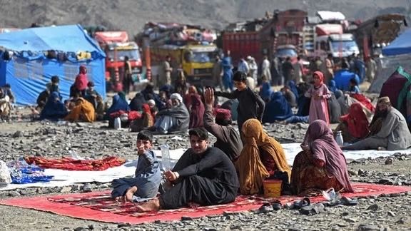 پاکستان و ایران در یک روز ۷۶۹ خانواده مهاجر افغان را اخراج کردند