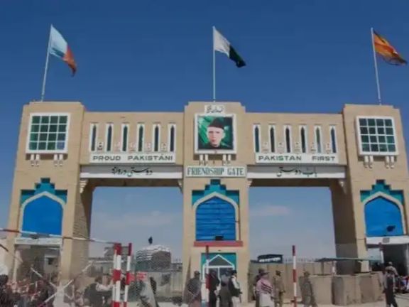 نظامیان پاکستان در مرز چمن به مسافران بدون ویزا اجازه تردد نمیدهند