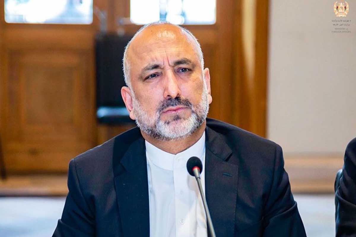 حنیف اتمر تصمیم طالبان درباره انتقال "گروه‌های تروریستی" به افغانستان را محکوم کرد