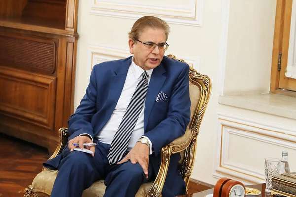 د افغانستان لپاره د پاکستان ځانګړی استازی محمد صادق ایران ته ورسېد