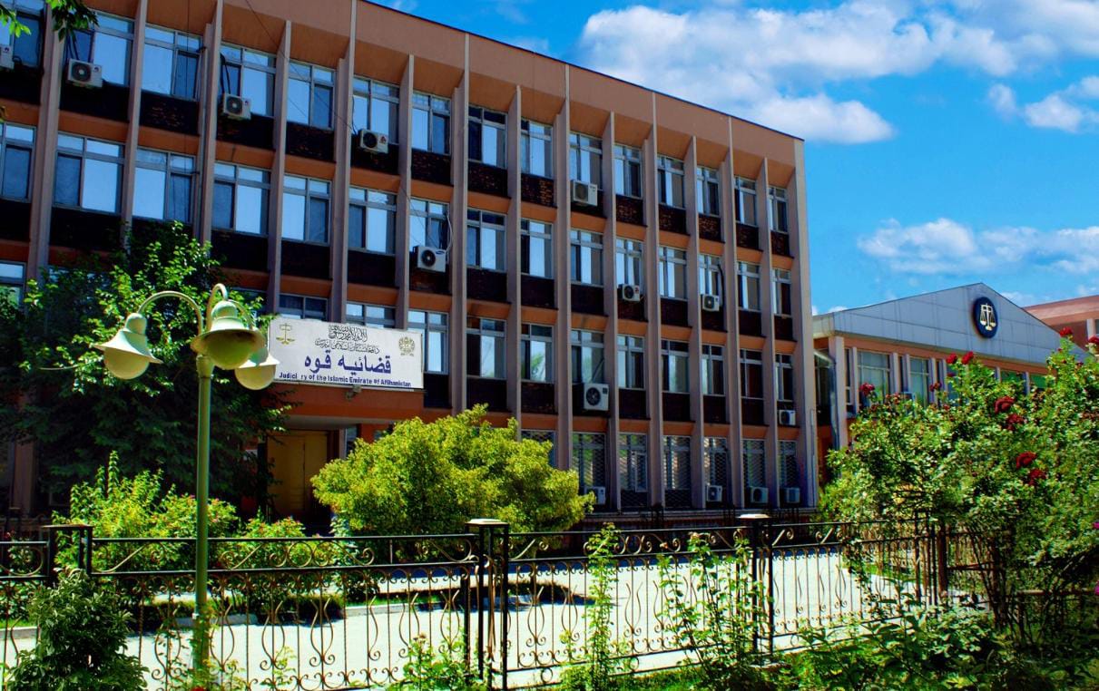 طالبان دو فرد را در بغلان و فراه در ملاء عام شلاق زد