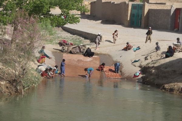 طالبانو په کندهار کې ښځې د ویالو او سیندونو پر غاړو له کالیو مينځلو منع کړې