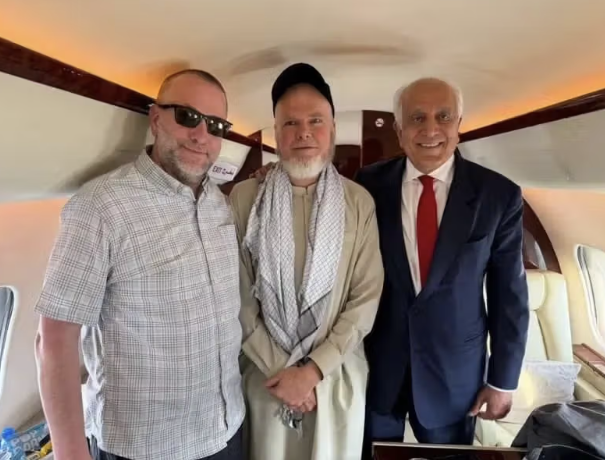 المبعوث الأميركي السابق زلماي خليل زاد إلى جانب دينيس كويل بعد الإفراج عنه من الاحتجاز في أفغانستان
