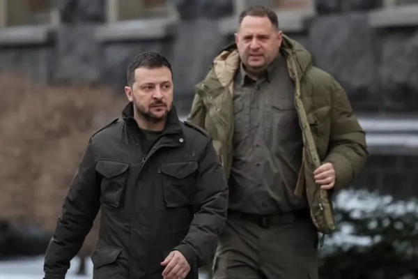 د زېلنسکي د دفتر رییس او د اوکراين د سولې د خبرو مخکښ استازي له دندې استعفا وکړه