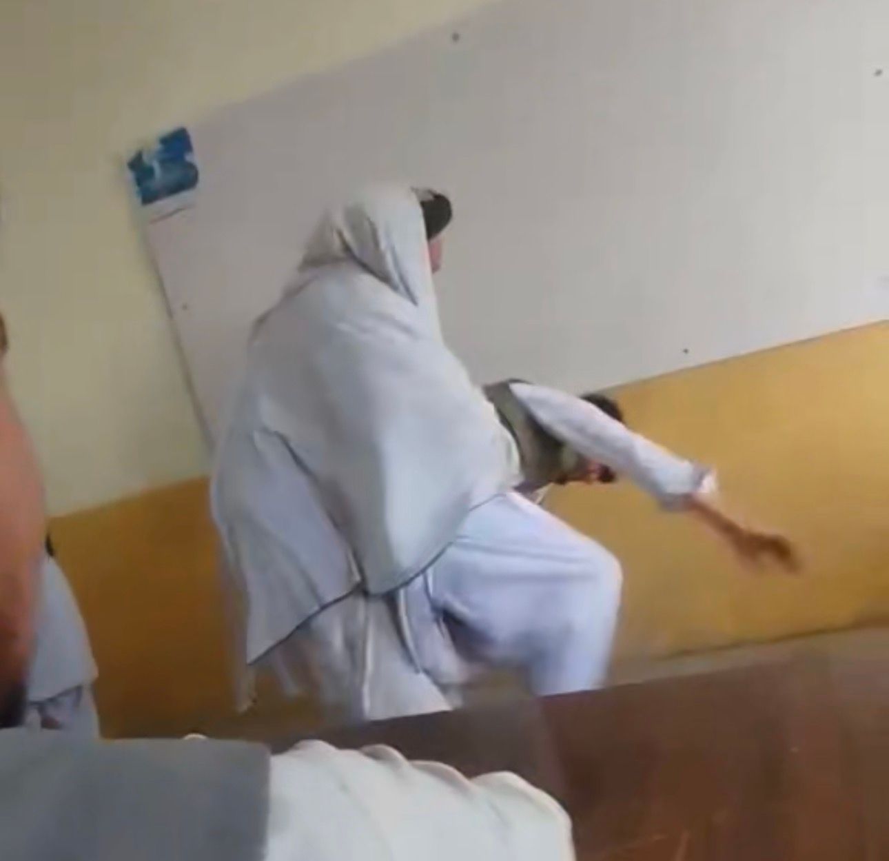  طالبانو د پلچرخي عالي لیسې د اسلامیاتو ښوونکی او څو زده کوونکي نیولي